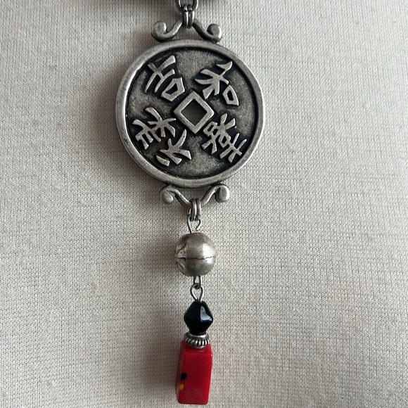 Elegant Red and Black Pendant Necklace - Picture 3 of 8